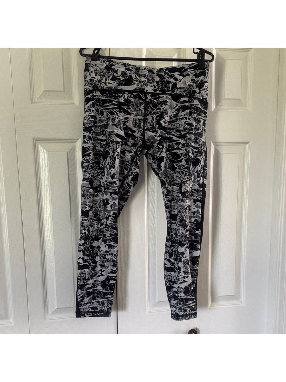 Lululemon Athletica Black and Gray Patterned Crops